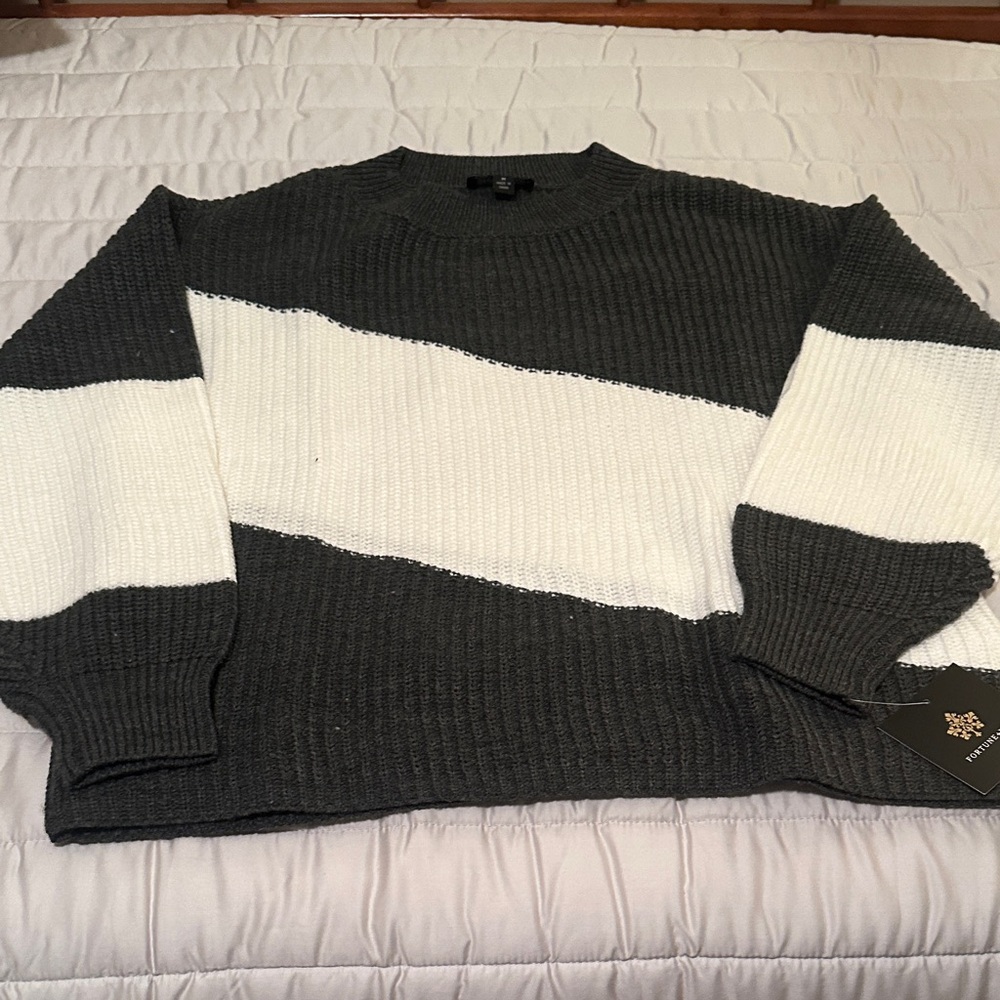 Womens Gray and White Sweater